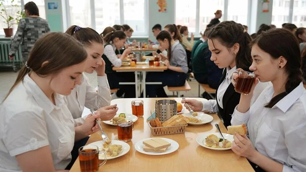 Горячее питание в школе 2025 2025. Лучшая школьная столовая. горячее питание в школе. блины в школьной столовой. лучшая школьная столовая 2025.