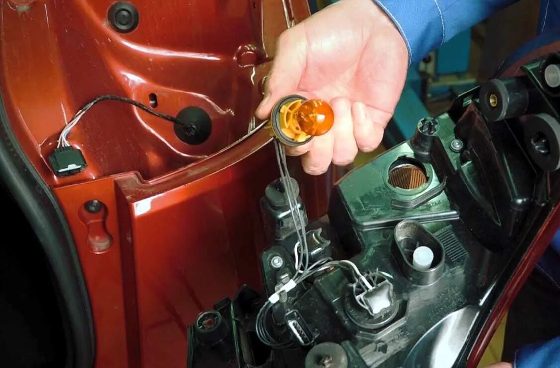 Лампа птф логан h16. Задние фары xray. Лампочки ближнего света лада икс рей. Крепление лампы ближнего л 200. Лампы заднего птф лада х-рей.