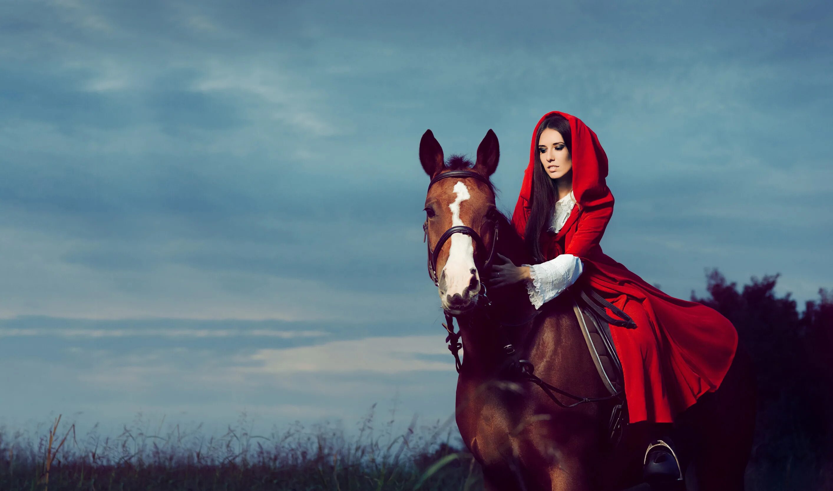 Redhead riding. Девушка в плаще на лошади. Девушка в капюшоне на лошади. Принцесса на лошади. Девушка в плаще с капюшоном на лошади.