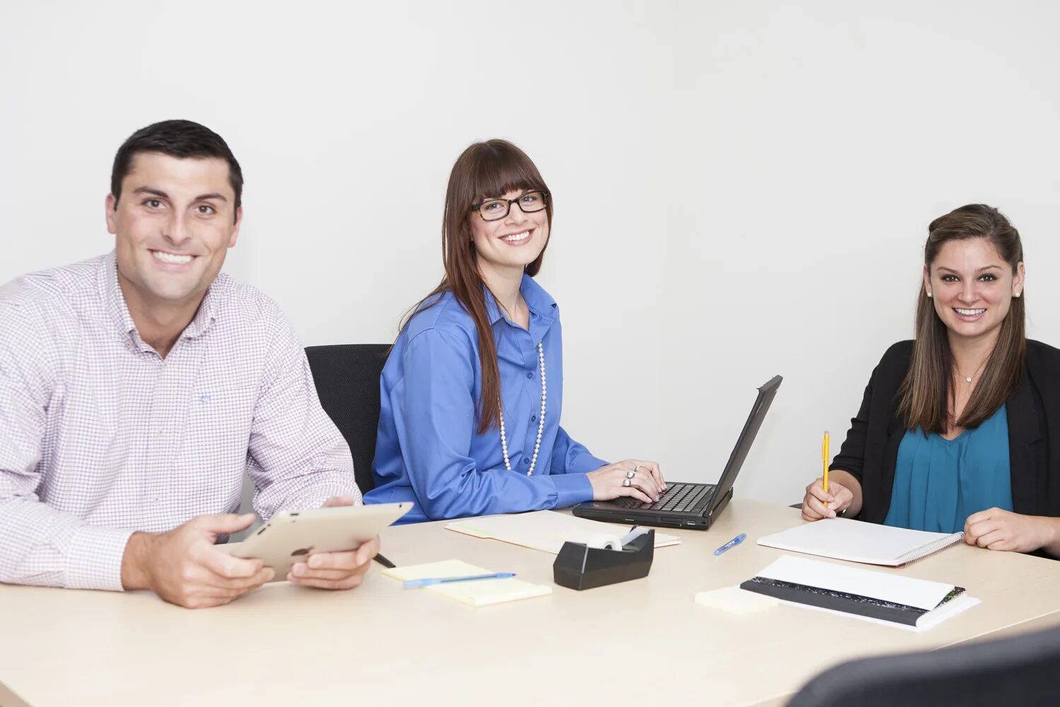 Адвокат по разводу. Адвокат с семьей фотосессии. Иностранный адвокат. Юрист и клиент. Lawrina.