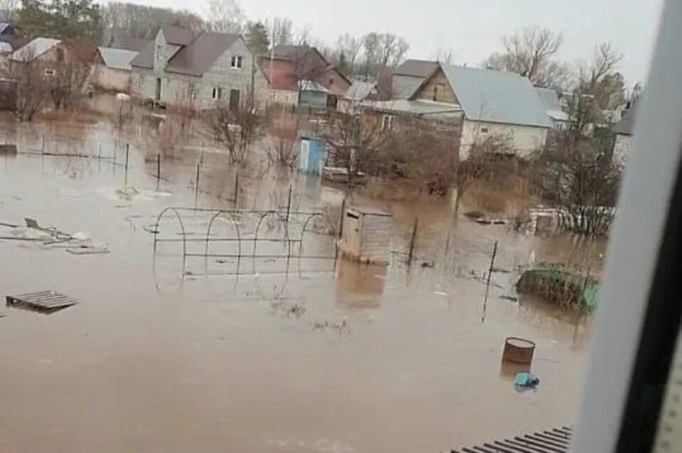 Какие районы затапливает в оренбурге. Река Елшанка Орск. Подтопление участков. Наводнение в Оренбурге. Паводок.