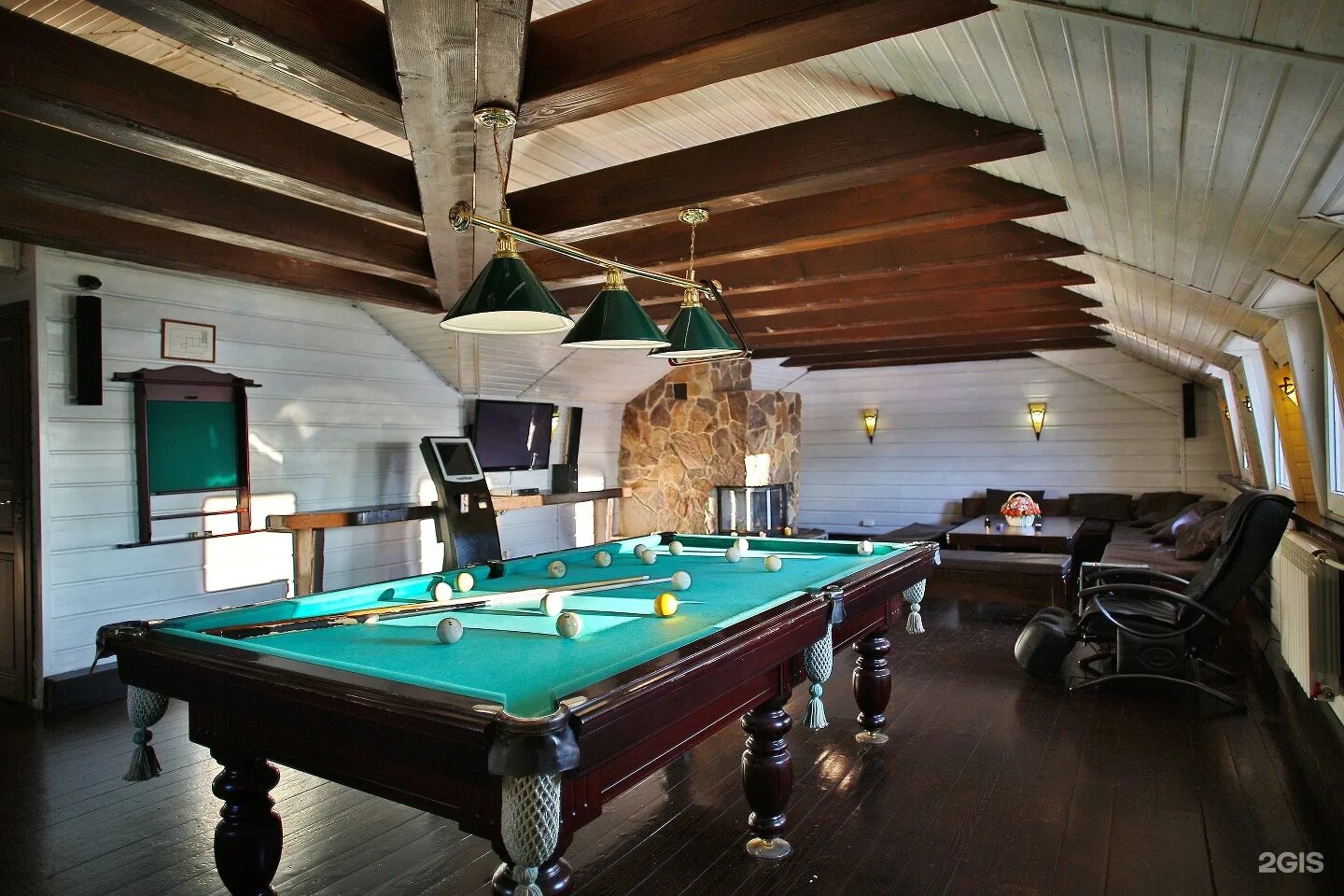 Петровский проспект сауна. Сауны коттеджи спб. Петровский коттедж. Зона отдыха в парилке с камином. Коттедж с бассейном.