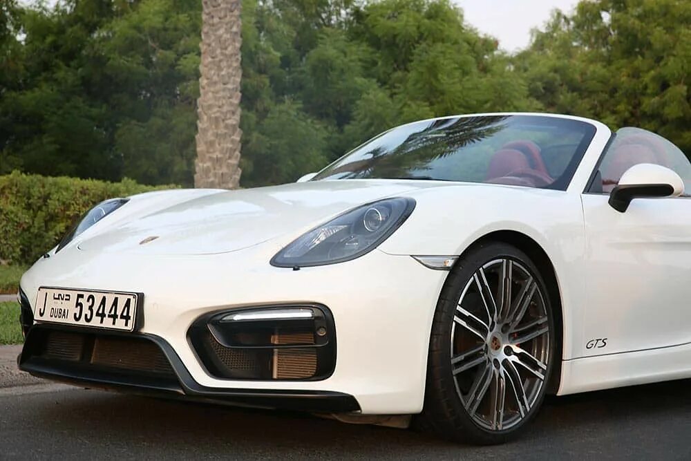 По дубаю на кабриолете. Машина порше в дубае. Порше дубай. Ambition boxster red. Porsche dubai.
