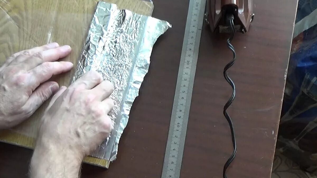 Склеиваем пленку в пруду. Паяльник для пленки полиэтиленовой. Склеивание полиэтилена утюгом. Паяльник для склейки пвх пленки. Как склеить полиэтиленовую пленку.