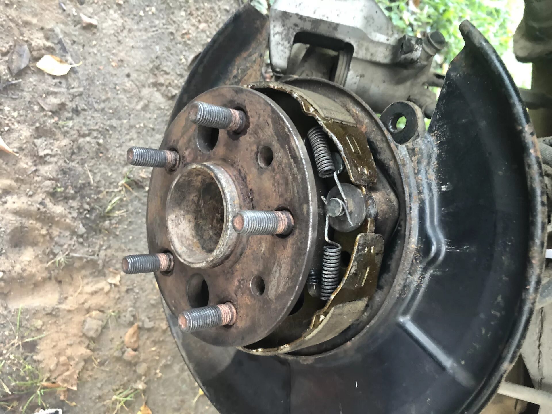 Как поменять задние колодки на камри. Задний барабан камри 30. toyota camry 1996 тормоза задние колодки. колодки стояночного тормоза камри 40. задние тормоза тойота камри 40.