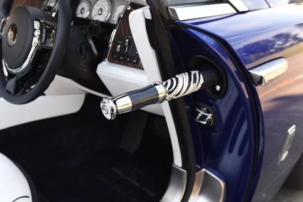 Фирменные зонты роллс ройс. Зонт роллс ройс. Зонт роллс ройс. Роллс ройс зонтик в двери. Rolls royce wraith зонт.