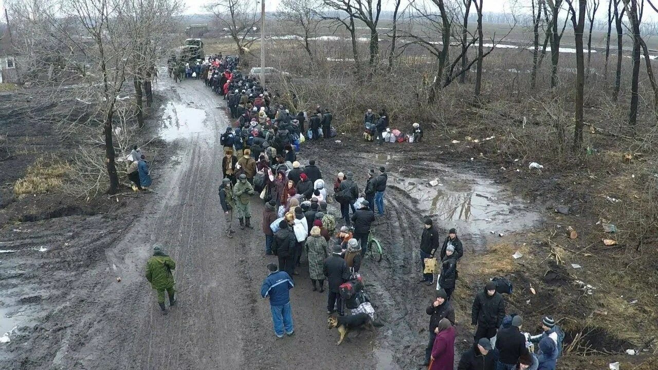 Сколько погибло мирных жителей в белгородской области. Пешая эвакуация. Эвакуация населения днбасааа. Жители Донецка. Расстрел колонны беженцев.