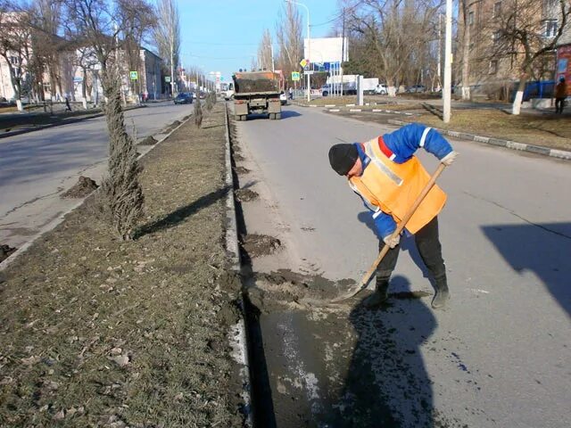 Уборка дорожного полотна. Уборка прибордюрной части дороги. Уборка прилотковой части дороги. Прилотковая часть дороги это. Грязь тг канал