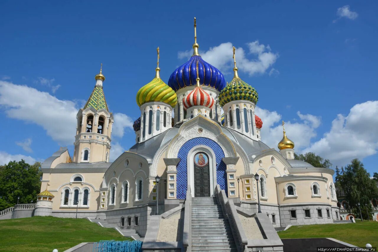 Храм патриаршего подворья. Патриаршее подворье в переделкино. храм патриаршего подворья в переделкино. храм игоря черниговского в переделкино.