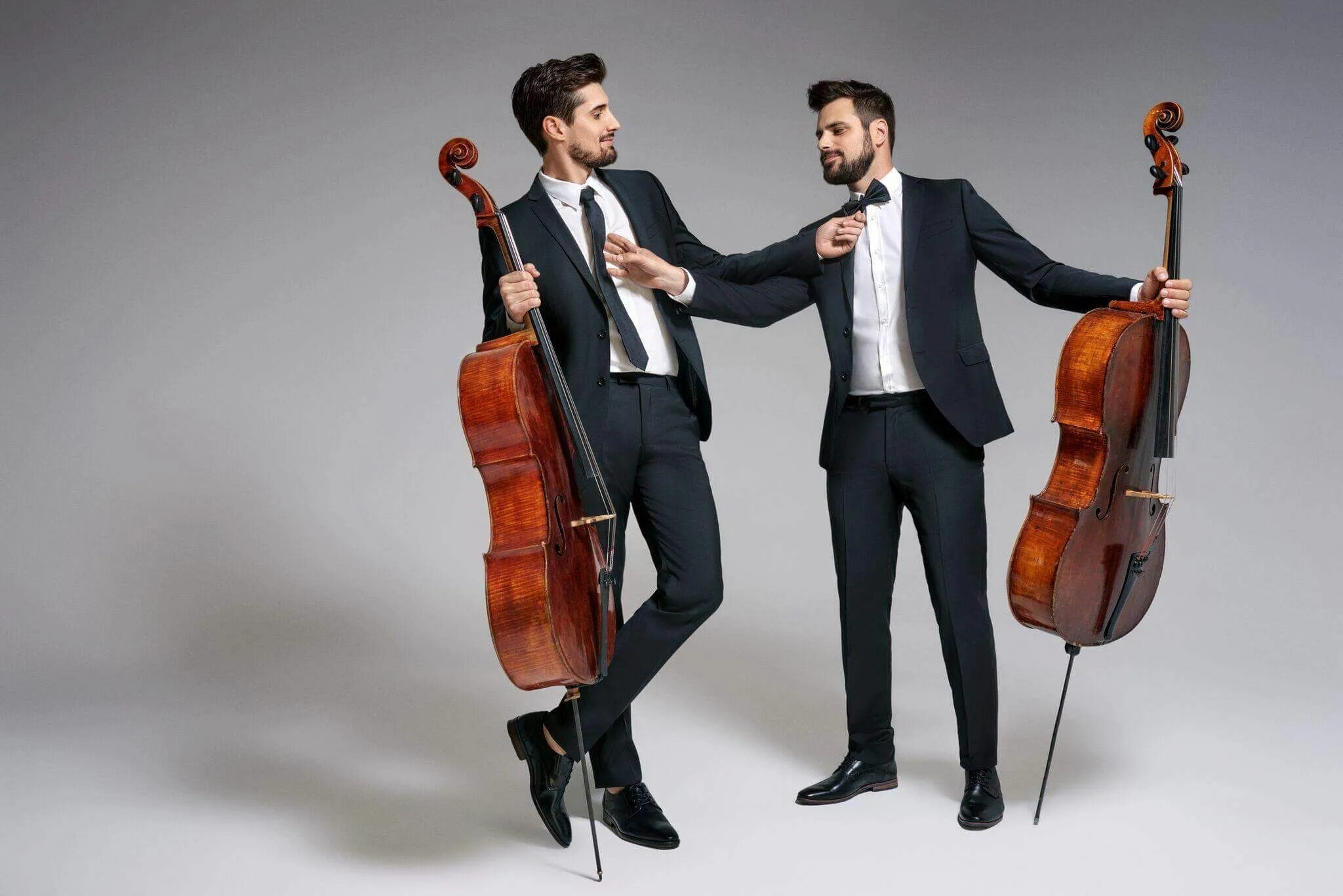 Давай два музыка. 2cellos. Дуэт 2cellos. Дуэт виолончелистов 2cellos. Дуэт 2 Cellos.