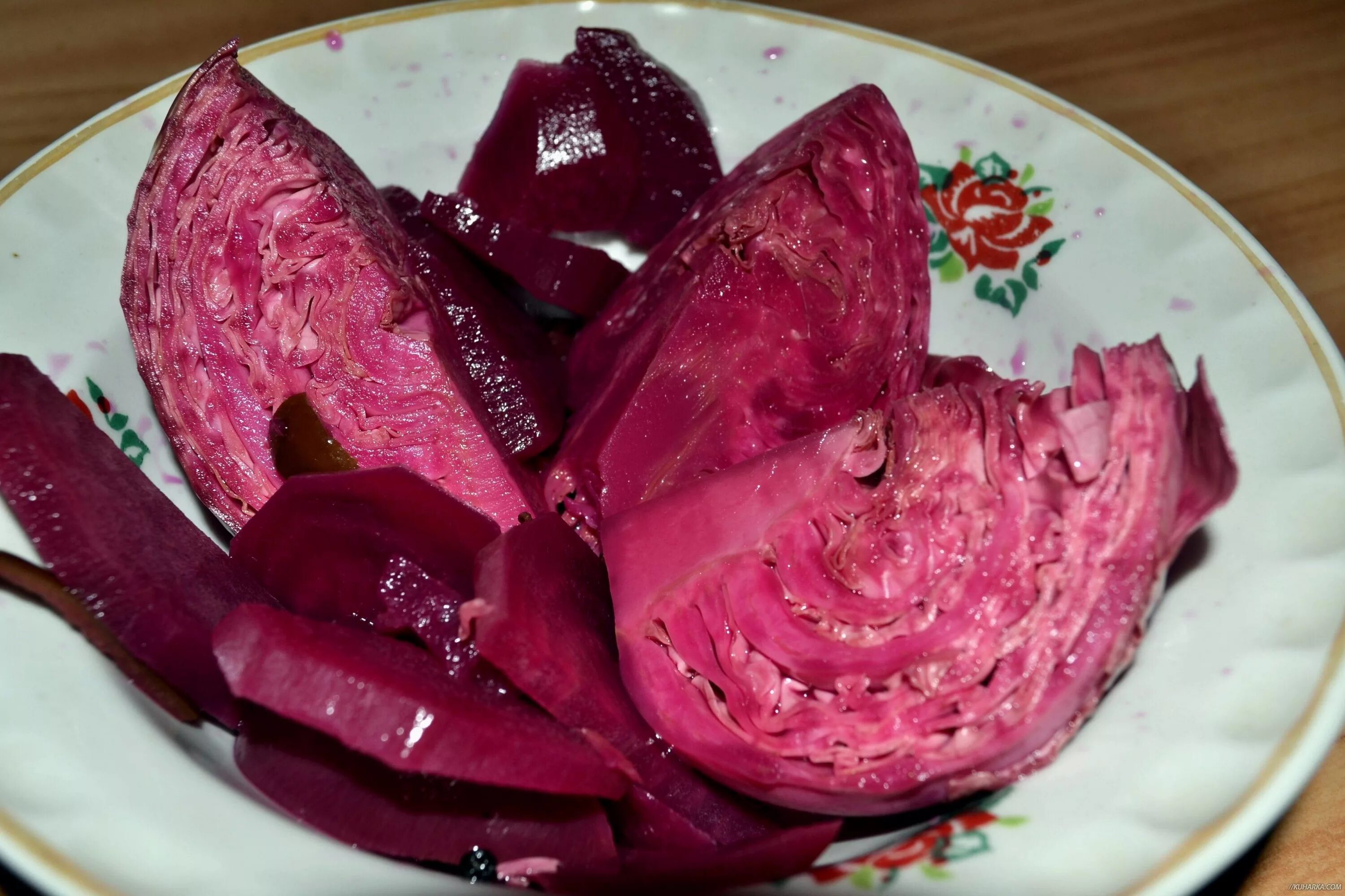 Капуста крупными кусками со свеклой быстрого приготовления. Квашеная капуста по-грузински со свеклой. капуста маринов со свеклой. красная квашеная капуста. капуста по-грузински со свеклой.