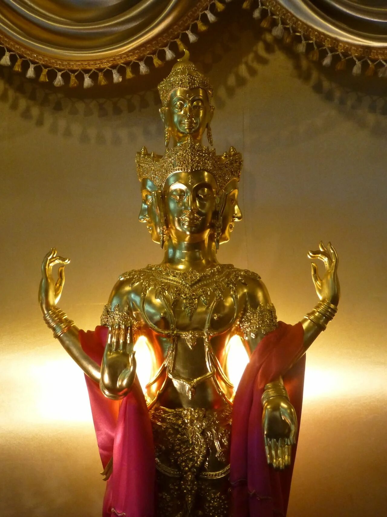 Авалокитешвара тханка. Хинаяна и махаяна. Тханка сансара. Бог творец в буддизме. Вишну на лотосе.