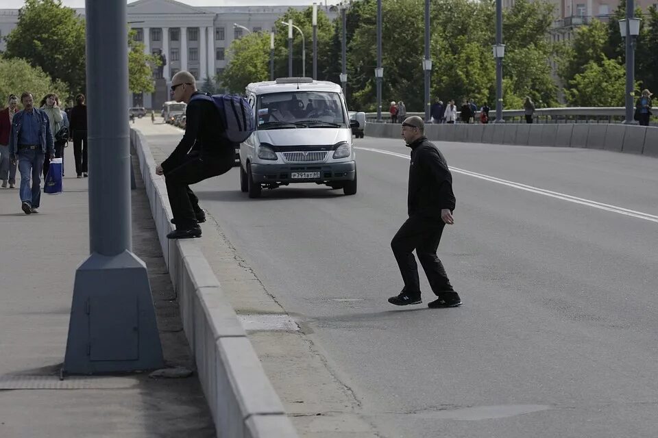 Мужик переходит дорогу. Переходит дорогу в неположенном месте. Переход в неположенном месте. Штраф за неположенный переход дороги