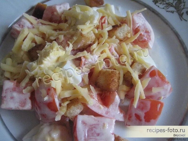 Салат с куриной грудкой и листьями салата и сухариками. Салат с обжаренной куриной грудкой. Салат с копчёной курицей помидорами и сыром и сухариками. Салат с яйцом помидором сухариками салат. Салат с помидорами и сыром и сухариками.