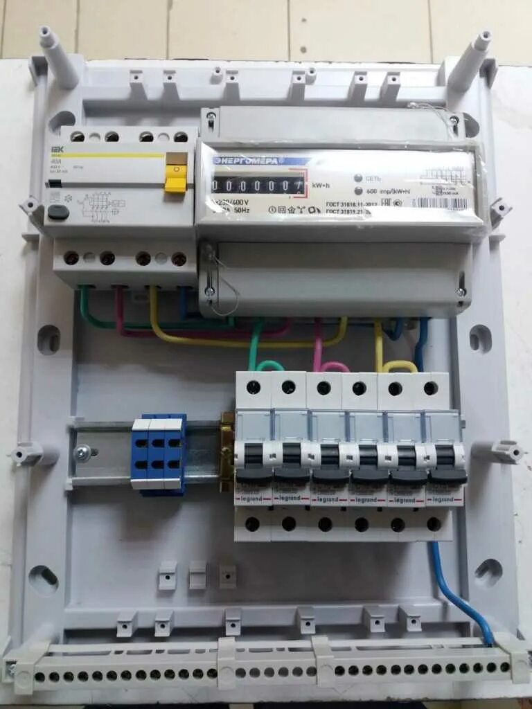 Сборка щита модуля. Трехфазный электрический щиток для гаража 380. Собираем уличный электрощиток 380 IEK. Распределительный щит на 380 15 КВТ. Электрощит автоматов электрощит.