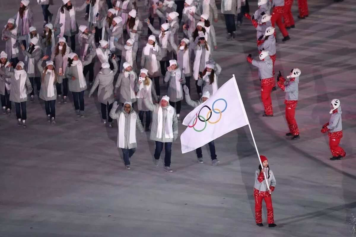 Поднятие флага на олимпиаде в пекине 2022. Флаг олимпийских игр сочи 2014. Поднятие олимпийского флага на олимпиаде. Открытие олимпиады флаг. Зимние олимпийские игры 2018.