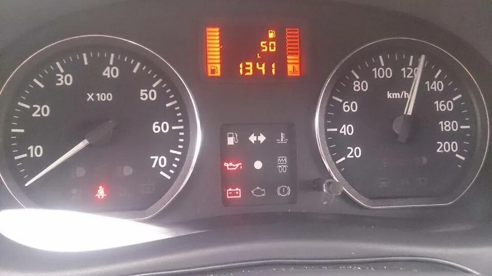 Деления бака рено логан 2. Логан сколько бак. 6 8. Бак рено логан 1. Табло рено логан.