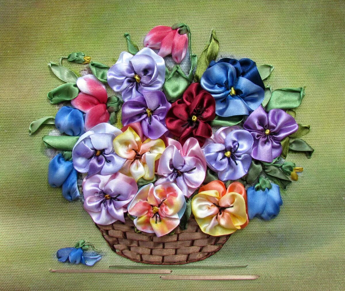 Анютины глазки из атласных лент
