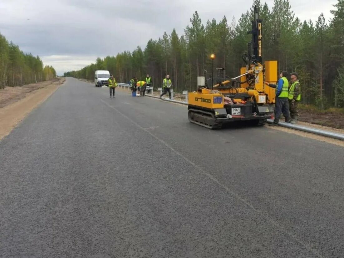 Онега ремонт. Автодорога Архангельск Онега. Трасса Архангельск Онега. Укладка асфальта. Ремонт дороги.