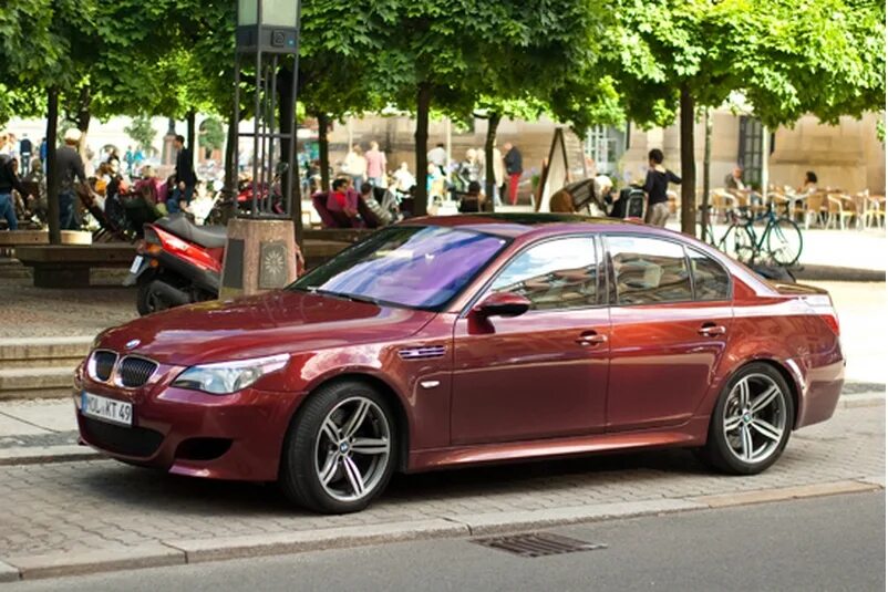 Цвета бмв е60. BMW m5 e60 Red. BMW m5 e60 красная. БМВ м5 е60 бордовая. BMW m5 e60 Purple.