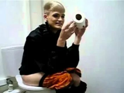 Парень какает