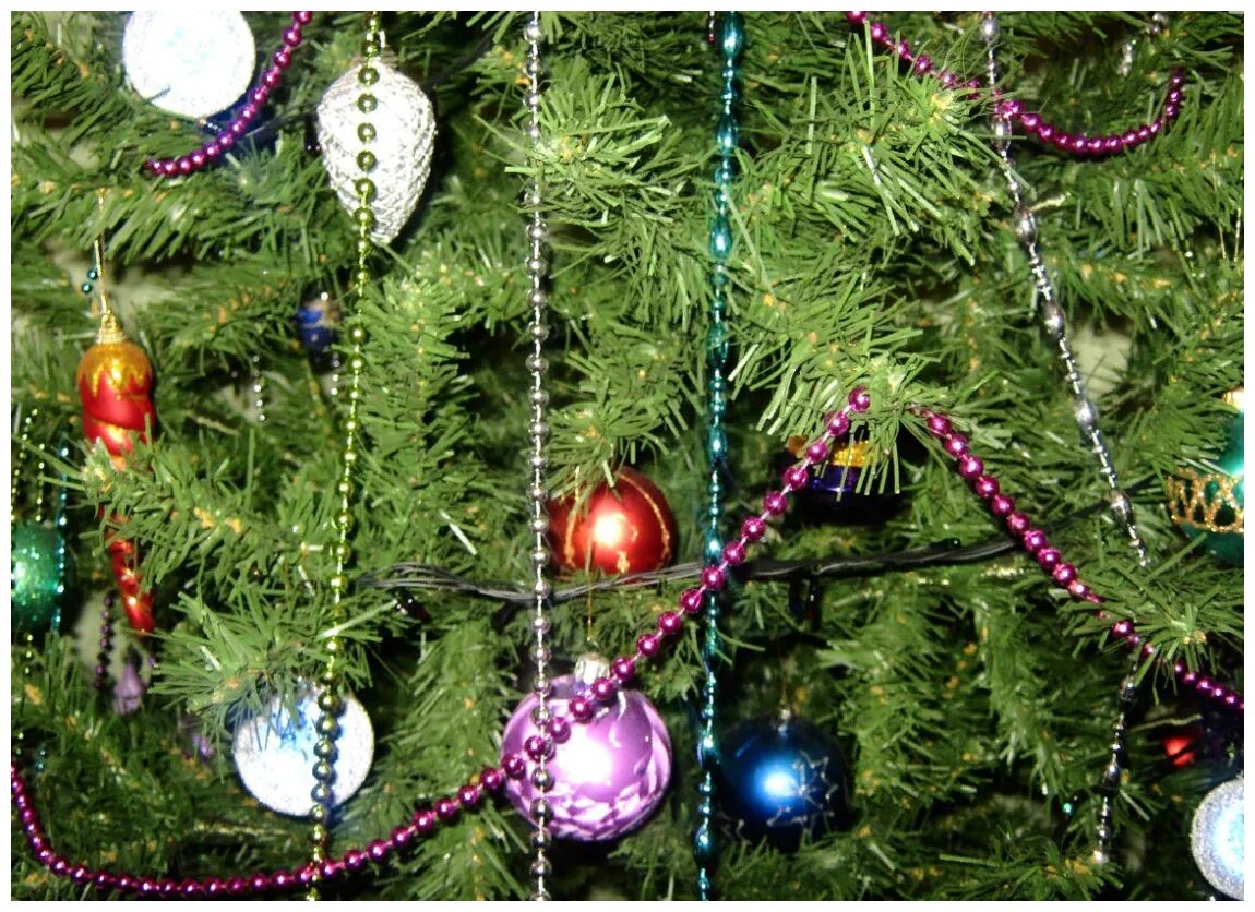 бусы декоративные на елку. мишура на елке. новогодние бусы на елку. как вешать новогодние бусы. бусы на елку.