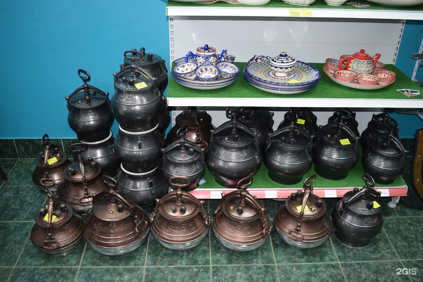Узбекская блюдо с пиалами и чайником. Много казанов. Мир посуды казань. Магазин посуды. Мир казанов омск.