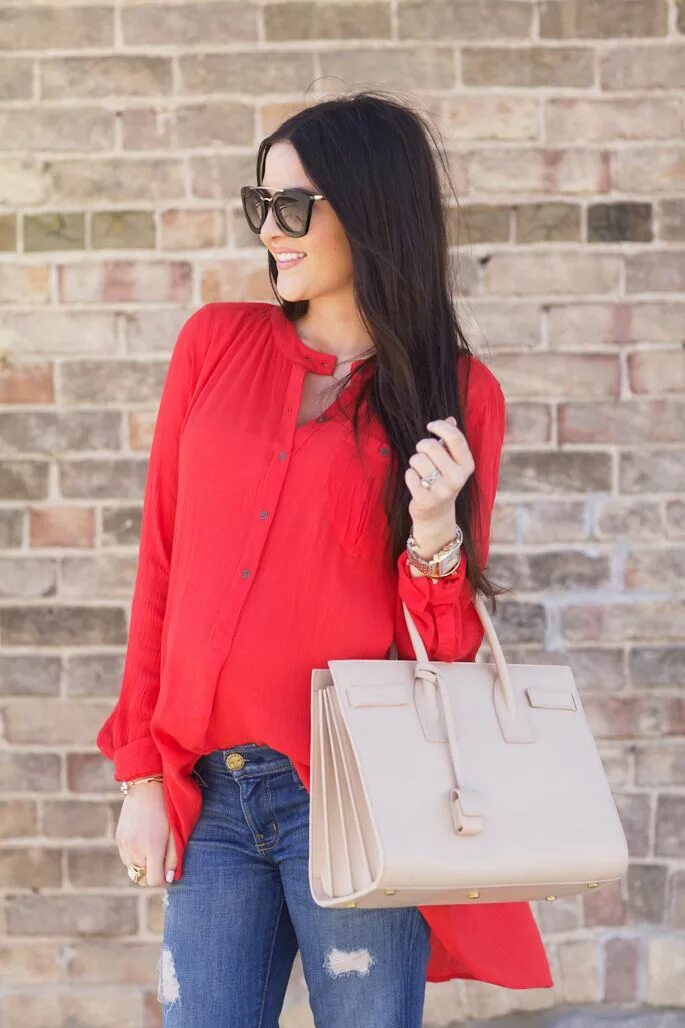 Красная блузка сочетается. Образ с красной блузкой. образы с красной рубашкой. образы с красной рубашкой женские. красная блузка лук.