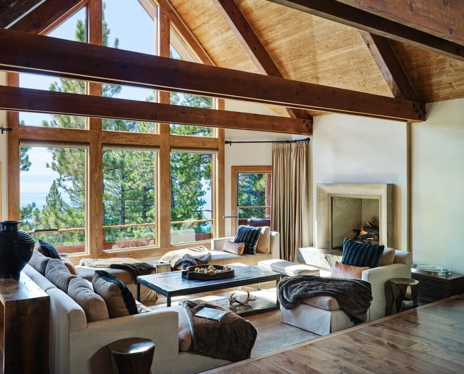 Дом без них. Барнхаус с террасой. Дом без них. Дом без них. Потолок в деревянном доме.