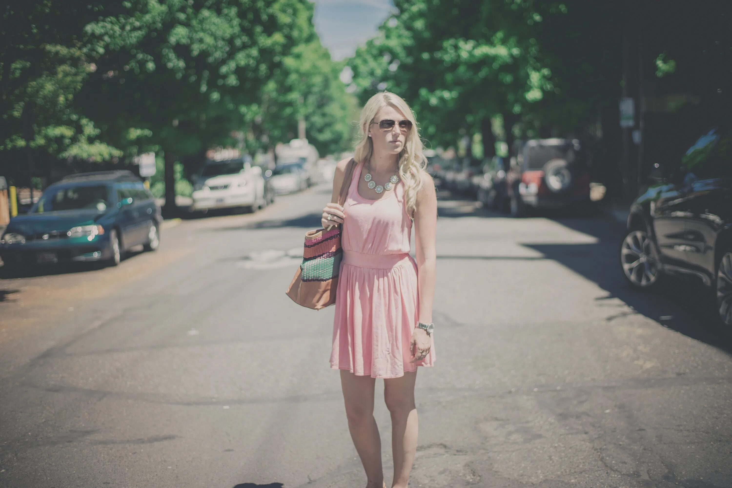 Блондинка. Блондинка в розовом платье