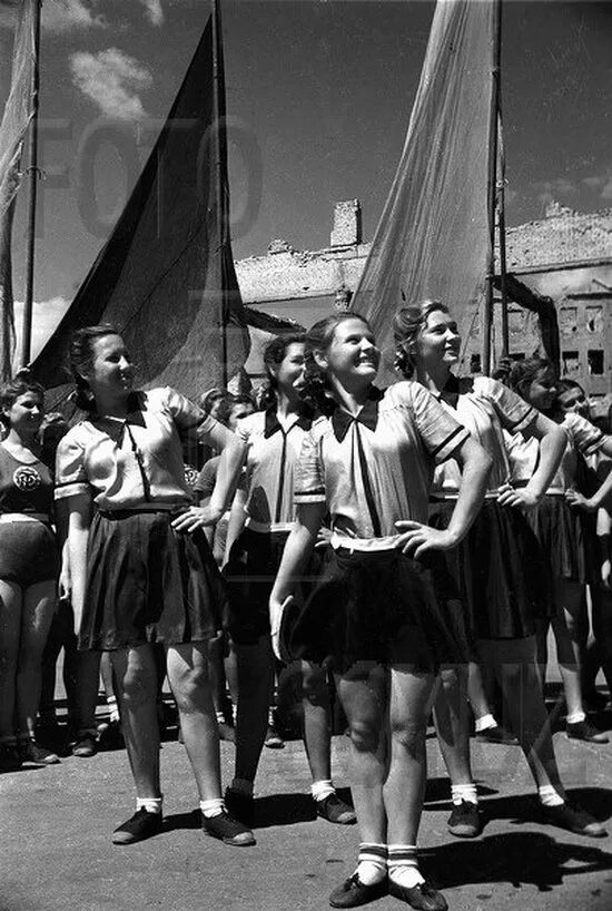 Спорт в послевоенное время. Сталинград парад 1945. Парад физкультурников 1945 года. Парад физкультурников 1945 год в Сталинграде. Парад физкультурников 1946.