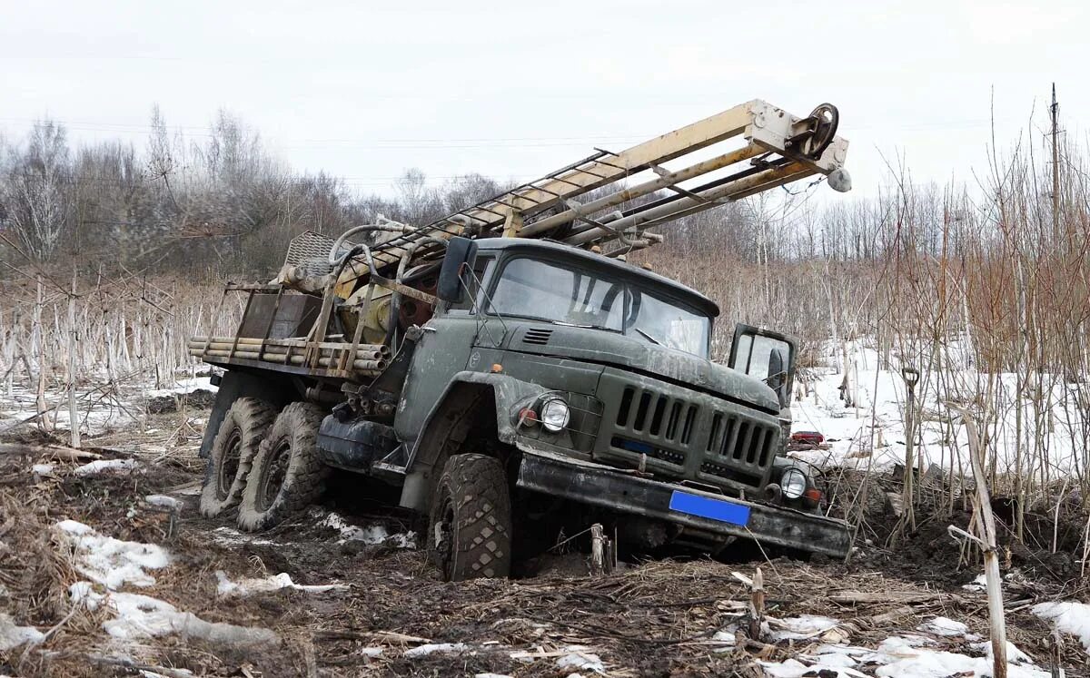 Зил 131 буровая. ЗИЛ 131 бурилка. ЗИЛ 131 буровая УРБ. ЗИЛ 131 эвакуатор.