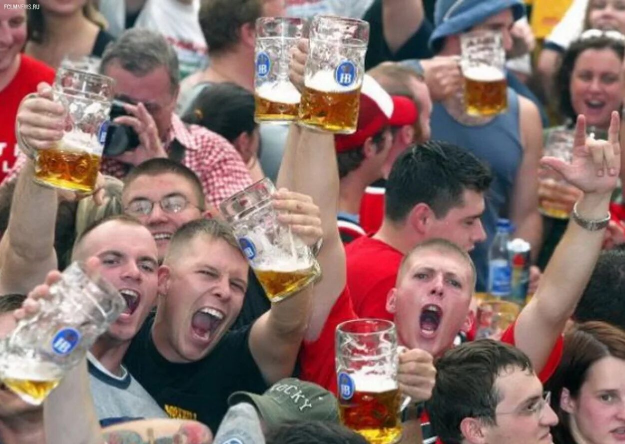Пиво на стадионах. Болельщики с пивом. Футбольный болельщик с пивом. Болельщики с пивом на стадионе.