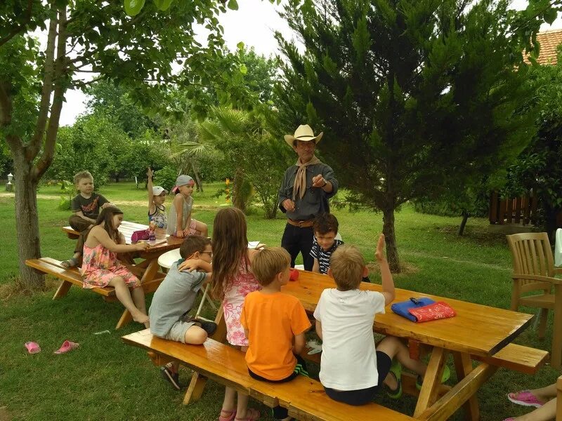 Camping together. Элефантик семейный лагерь. Семья в лагере. Семейный лагерь на природе. Летний лагерь вместе с ребенком.