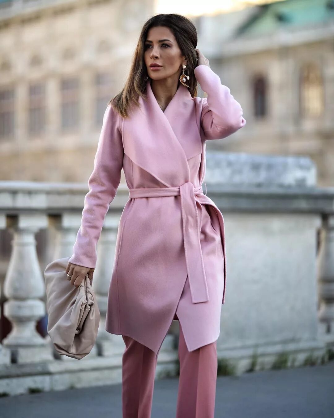 Что сейчас модно женщины. Пальто с поясом. Пальто Весна 2020. Розовое пальто халат. Женщина в пальто.