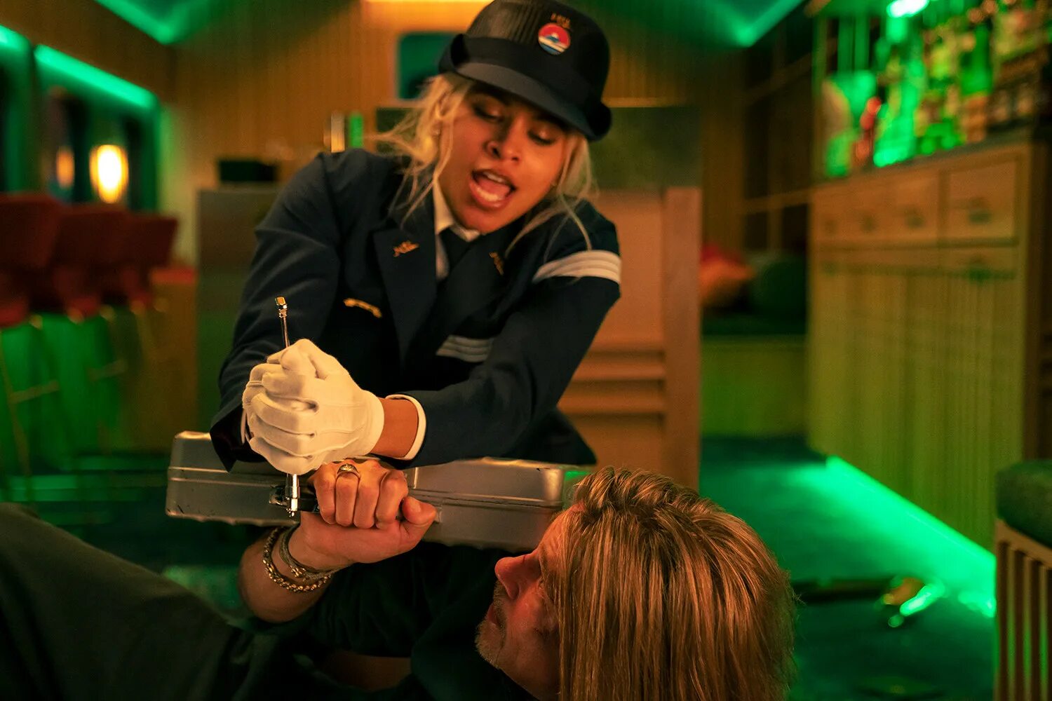 Быстрее пули со. Bullet train 2022 аарон тейлор. Брэд питт фильмы 2022. Быстрее пули фильм 2022. Быстрее пули со.