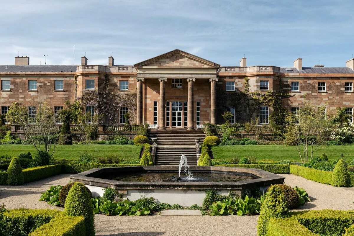 Замок хэмптон корт англия. Дворцово-парковый ансамбль хэмптон корт. Букингемский дворец королевская часовня. Дворцово-парковый ансамбль хэмптон корт. Поместье хиллсборо калифорния.