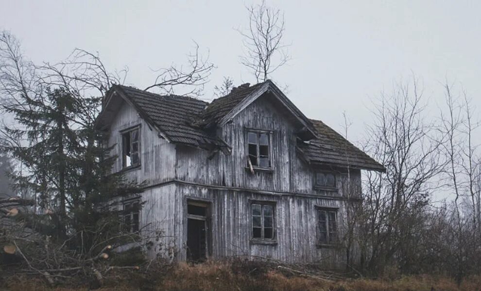 Норвегия заброшенная деревня. Заброшенный деревянный дом. Страшный дом в деревне. Мрачный дом в деревне. Страшные заброшенные деревни