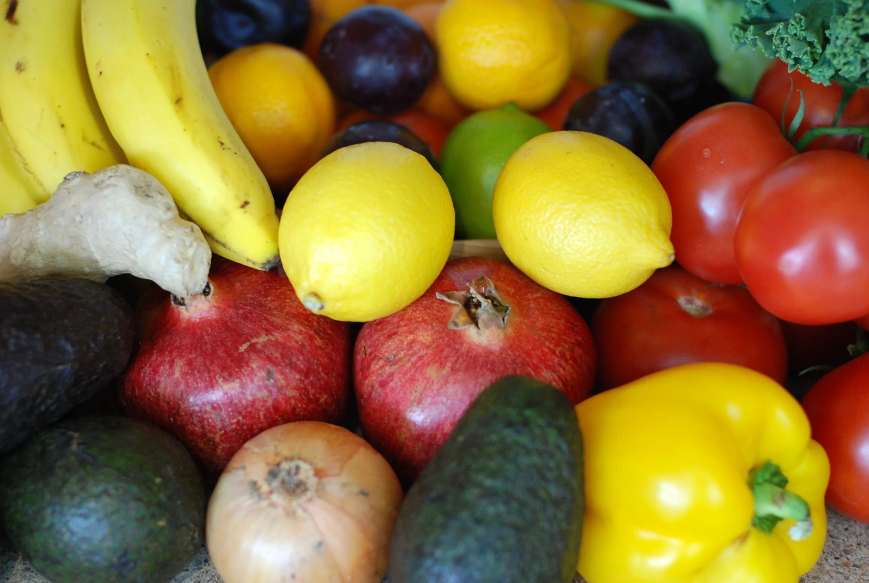 Овощи и фрукты. Фрукты. Овощи разные. Разные фрукты. Разные цвета фруктов говорят о том что