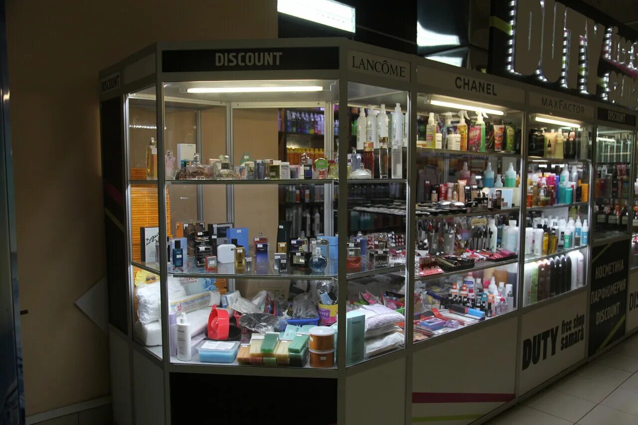 красивый магазин косметики. красивый магазин косметики. париж магазин духов фрагонар. духи магазин. склад парфюмерии.
