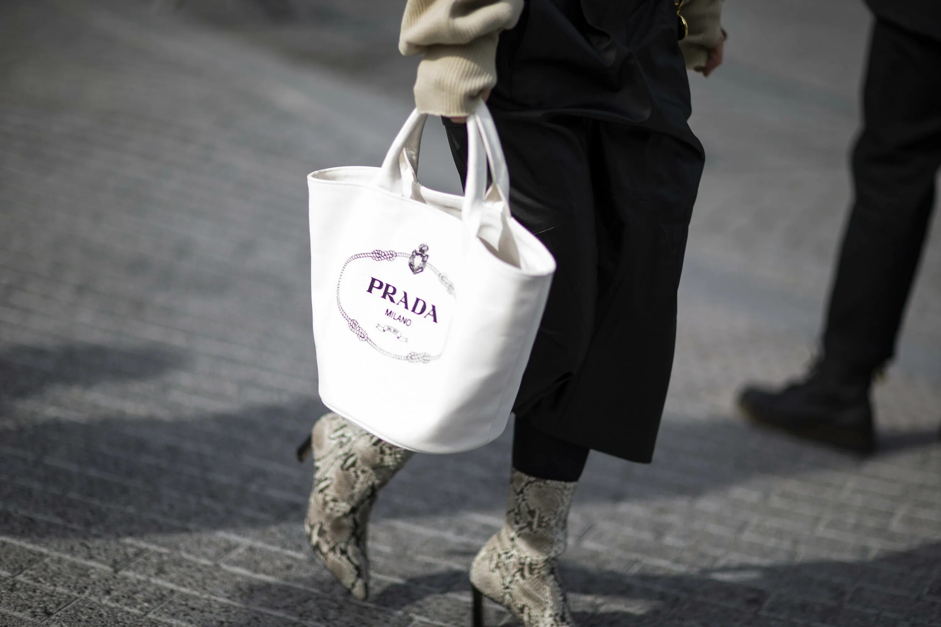 The row сумки 2023. Сумка the row tote margaux. Сумка зе роу. Сумка зе роу. Сумка тоут the row.