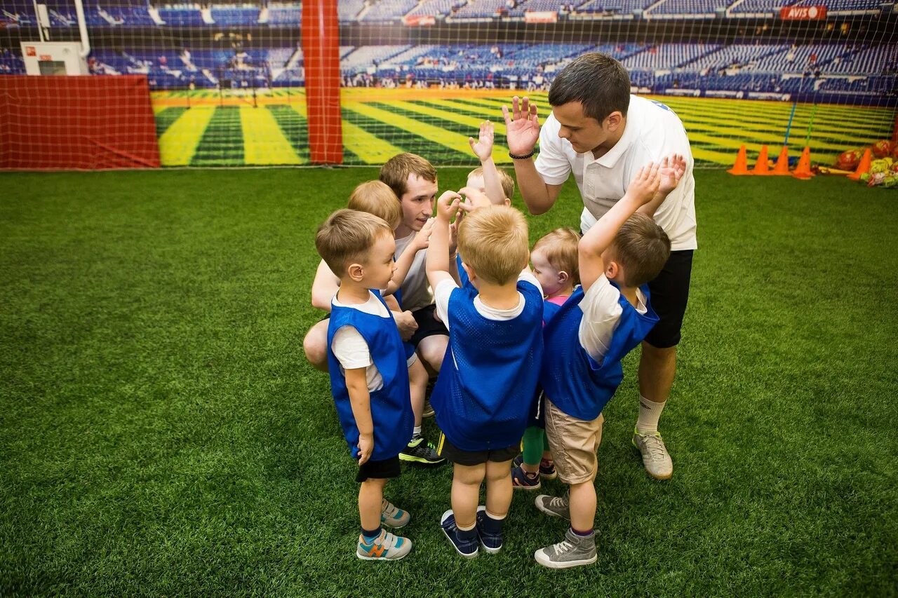 Футбол дети. Детский футбольный тренер. Дети футболисты. Футбольный тренер с детьми. Игры для детей в команде