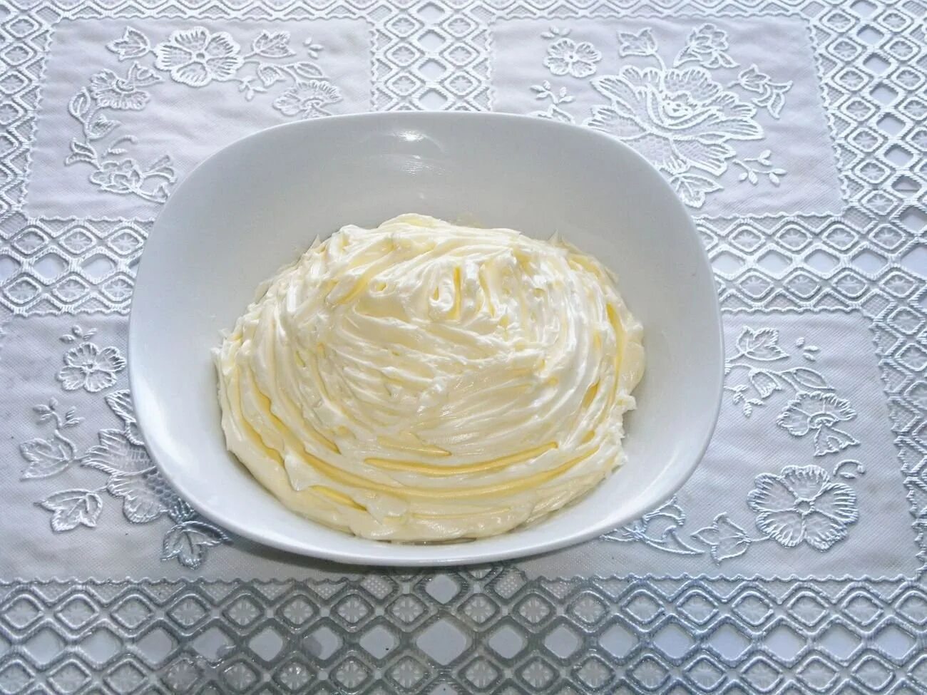 Сливочное масло из сливок рецепт. Масляный крем. Заварной масляный крем. Масляный крем со сгущенкой. Сливочно-масляный крем.