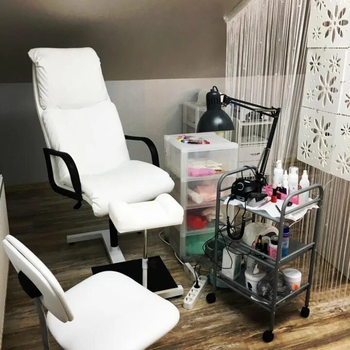 рабочее место мастера маникюра. интерьер салона маникюра. красивый кабинет маникюра. планировка кабинета маникюра и педикюра. интерьер маникюрного салона.