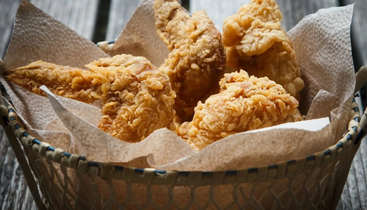 Chicken dust. Жареная курица из кентукки. chicken fried basket. chicken basket. southern fried logo.