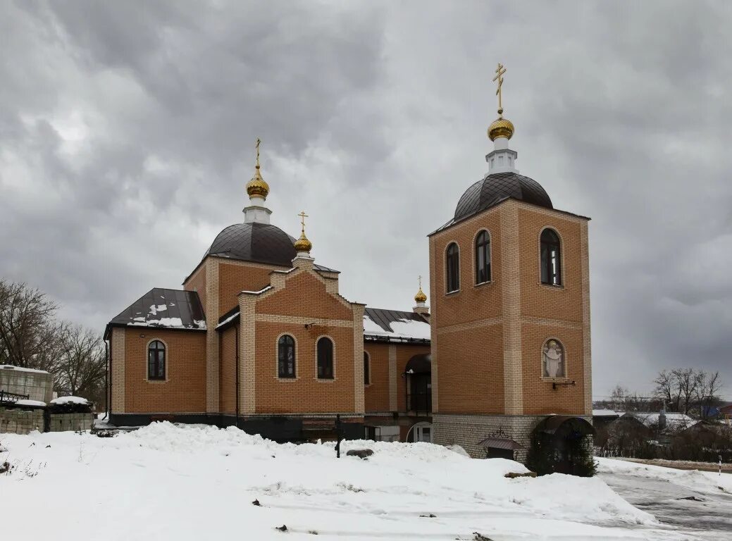 Успенское ливенского района орловской области. Заливенское кладбище Ливны. Храм Петра и Павла Ливны фото. Храм Петра и Павла Валдай. Строящийся храм в Ливнах.