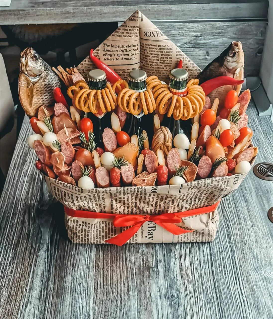 Упаковка съедобного букета. Съедобный букет в конверте. Букет для мужчины необычный. Подарочный съедобный конверт на новый год. Мужской букет из колбасы и сыра.