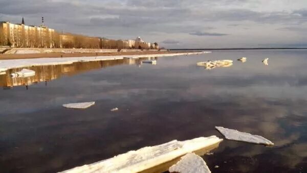 Уровень воды в северной двине. Северная Двина половодье. Ледоход на Северной Двине. Обмеление Северной Двины. Гидрологический бюллетень на реке Северная Двина.