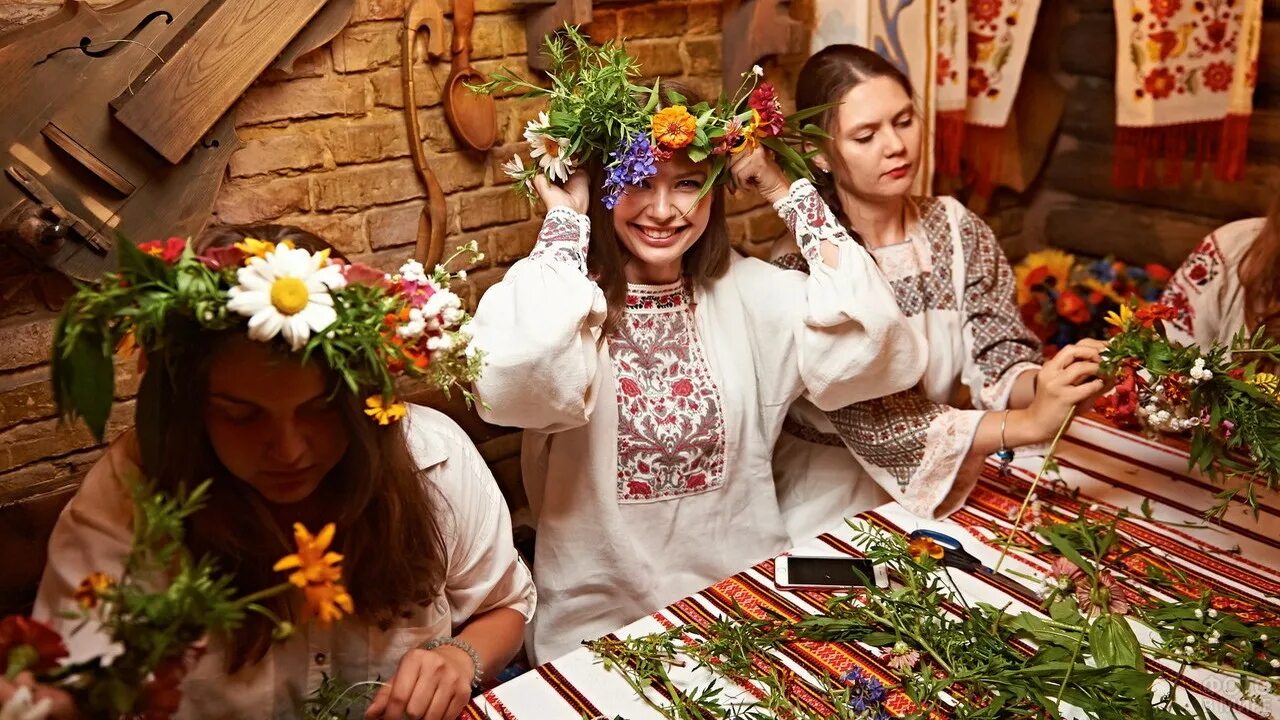 Плетение венков на ивана купала. Венок на ивана купала. Купальский венок на ивана купала. Плетение венков на ивана купала. Украинка с венком на голове.