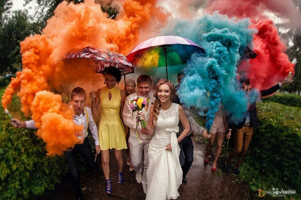 Рядом с цветным. Цветной дым. Цветные дымовые шашки для фотосессии. Разноцветные дымовые шашки. Цветной дым на свадьбу.